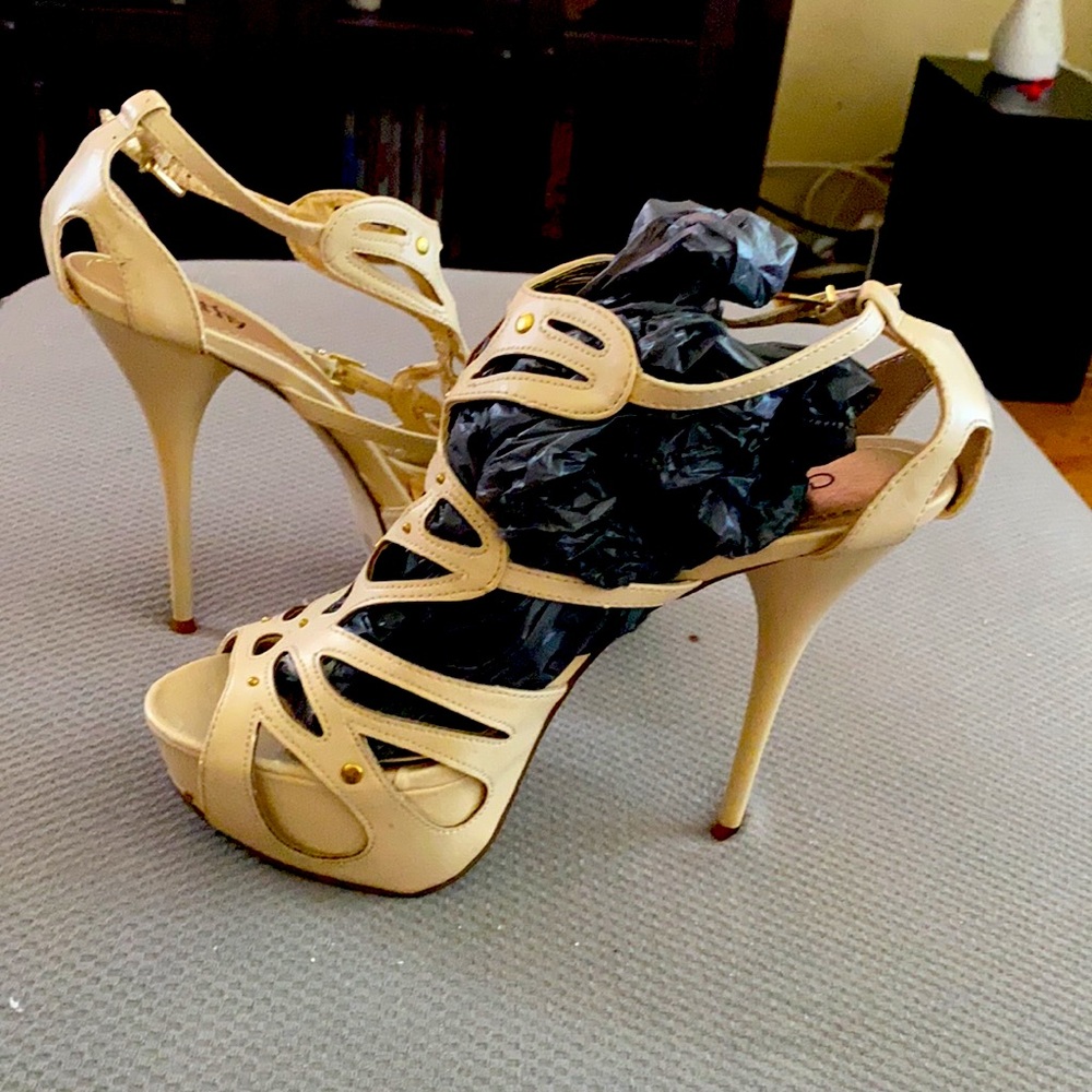 Heels - Picture 2 of 3